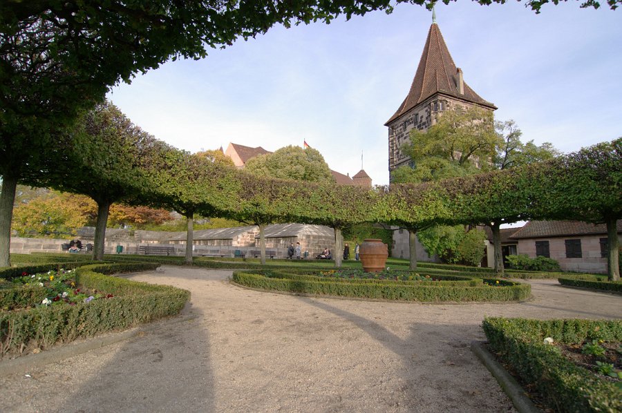 IMGP1790_1152.jpg - Burggarten im Herbst